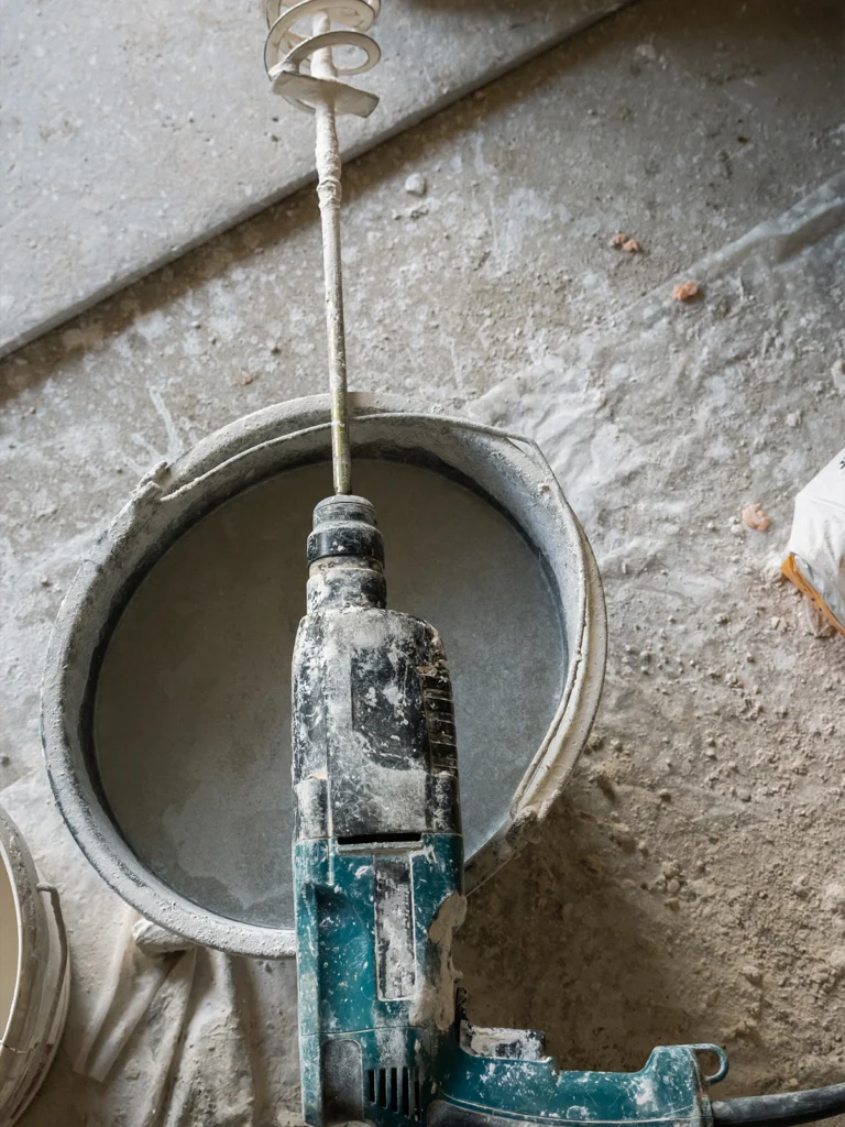 zdjęcie przedstawia mieszadło i wylewkę w wiadrze